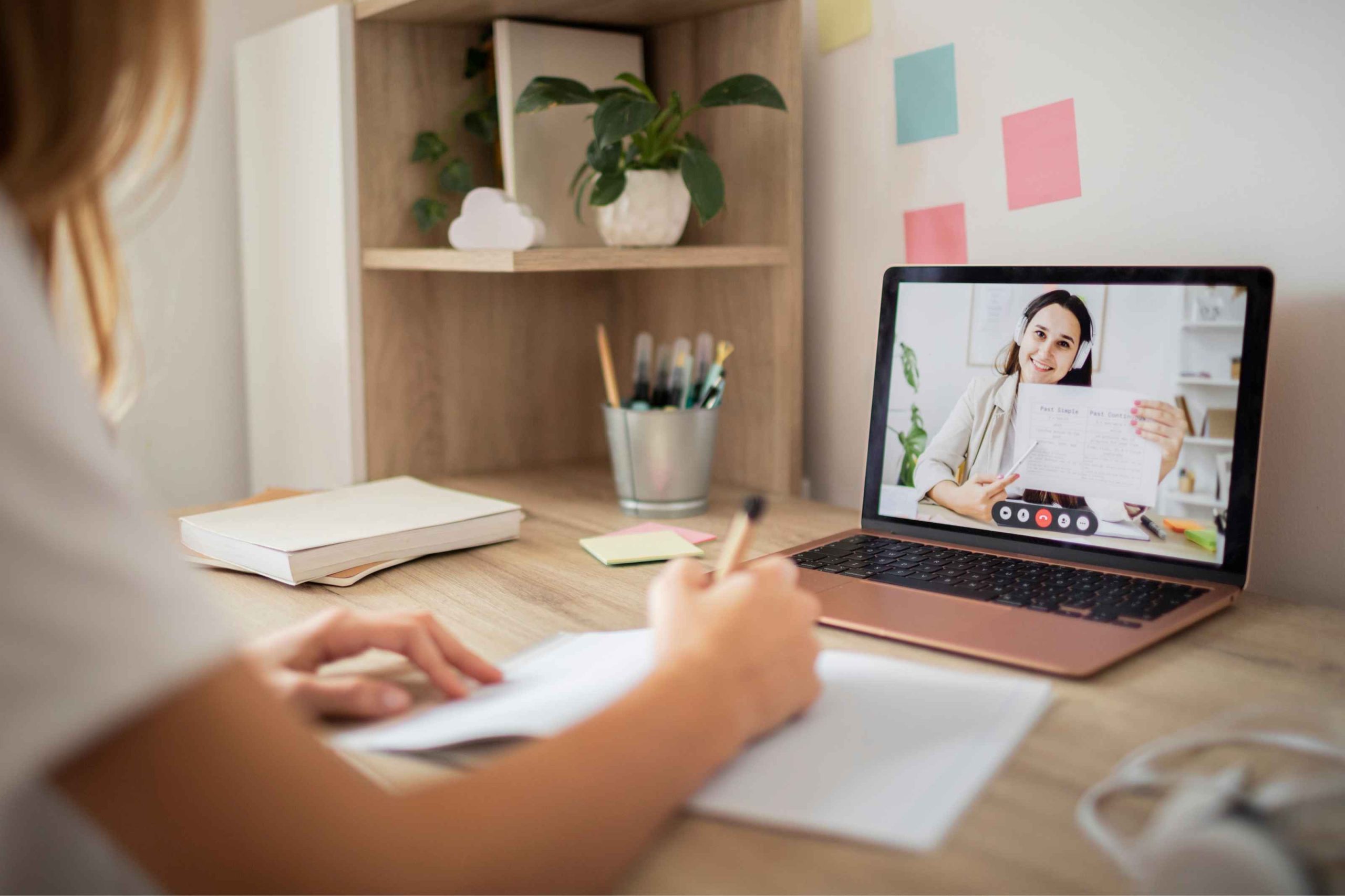 Un professeur particulier de Prime Profs en train de donner des cours particuliers en ligne