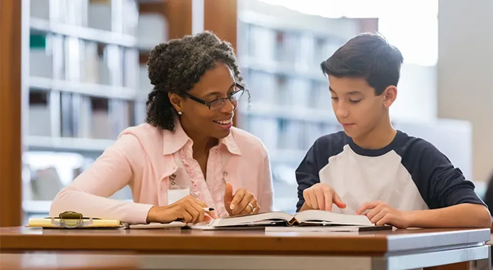 Professeure et élève en séance de soutien scolaire pour la première leçon offerte